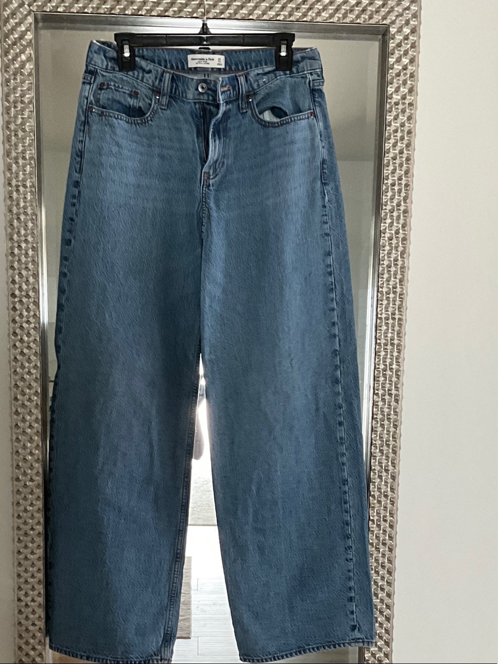 Abercrombie women’s Wide Leg ultra loose mid-rise Blue Denim Jeans